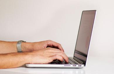 Hände auf Laptop